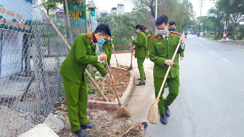 The students of course D41 cleaned the areas inside and outside the PPA